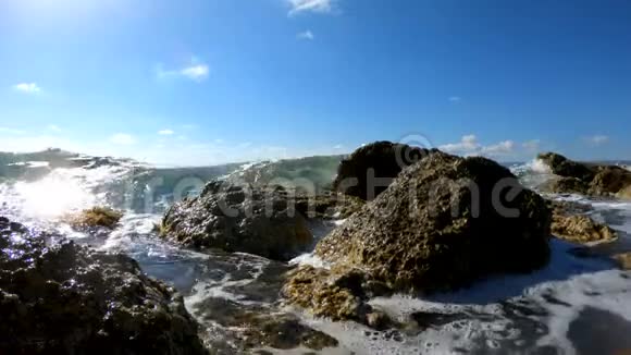 海浪拍打在岩石海滩上视频的预览图