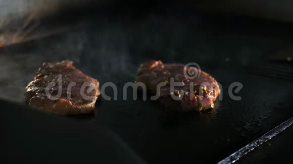 餐厅厨房里的炸猪肉特写视频的预览图