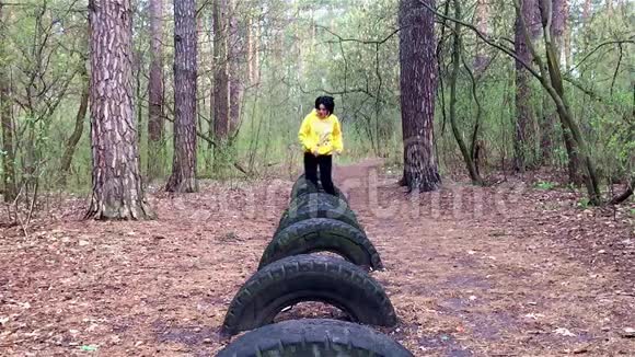 职业运动员在森林里做运动慢动作视频的预览图