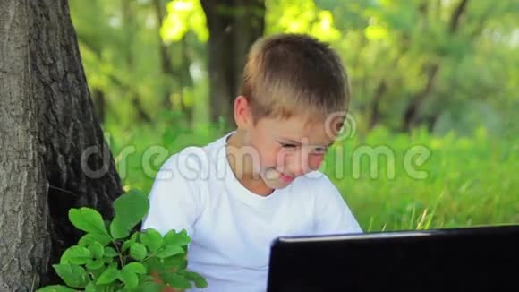 8岁的男孩穿着白色衣服坐在视频的预览图