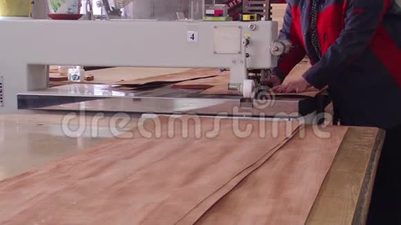 木制品制造商在木工上进行家具制造视频的预览图