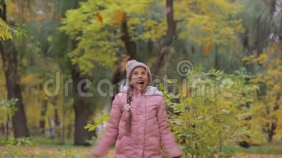 秋天公园里的小女孩可爱的小女孩微笑视频的预览图
