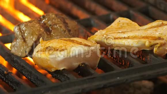 餐厅菜美食用香料姜黄胡椒盐两个鸡丝或火鸡腌制的肉视频的预览图