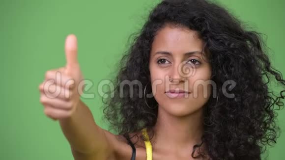 年轻漂亮的西班牙女人竖起大拇指视频的预览图
