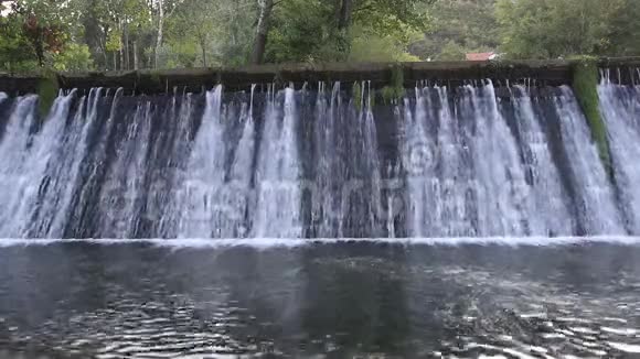 人工瀑布在河奥德视频的预览图