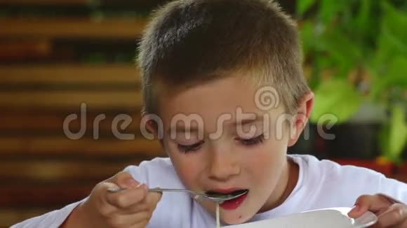 孩子喝盘子里的汤视频的预览图