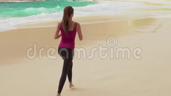 在户外跑步的女人沙滩慢跑视频的预览图