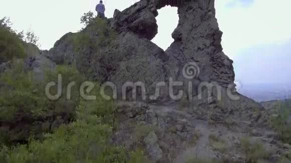 保加利亚公园蓝石山上的哈尔卡塔岩石组鸟瞰图视频的预览图