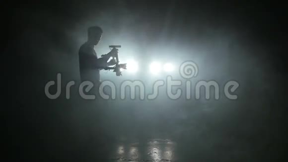男子接线员在聚光灯下用罗宁拍摄视频视频的预览图