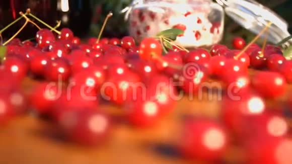 樱桃汁在种植樱桃的背景下视频的预览图