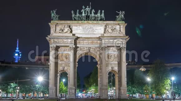 和平拱门在散普隆广场延时在夜间它是新古典的凯旋门视频的预览图