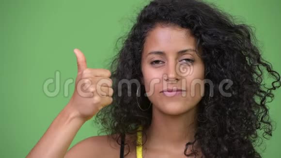 年轻漂亮的西班牙女人竖起大拇指视频的预览图
