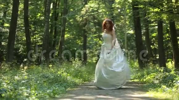 女人纺纱慢动作自然阳光森林幸福视频的预览图