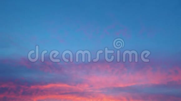 日落时有橘色的云视频的预览图