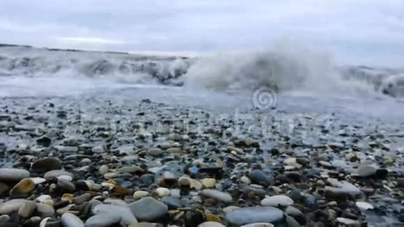 潮汐钻孔岸上的小石子视频的预览图
