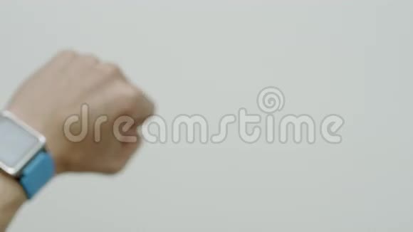 男性手腕上的电子手表视频的预览图