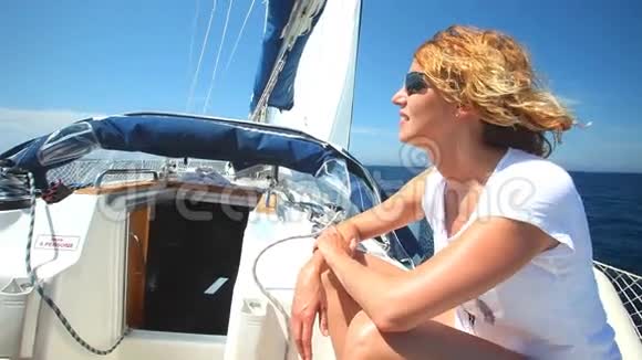 克罗地亚亚得里亚海上的帆船上躺着的女人视频的预览图