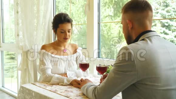 人沟通和约会的概念幸福的夫妻在咖啡馆喝酒视频的预览图