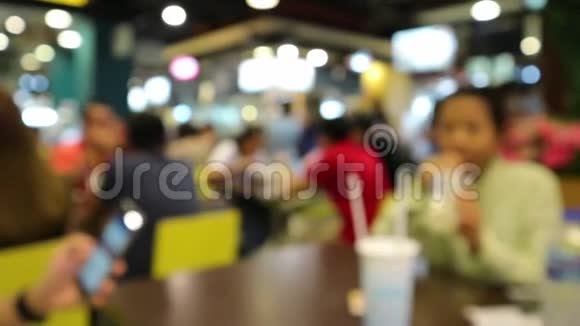 人们在百货公司的食品店里吃喝玩乐视频的预览图