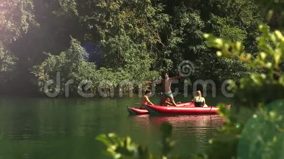 一个人站在独木舟上和他的朋友一起玩视频的预览图