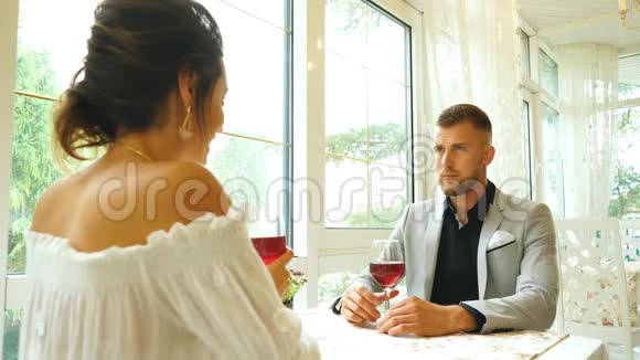 人沟通和约会的概念幸福的夫妻在咖啡馆喝酒视频的预览图
