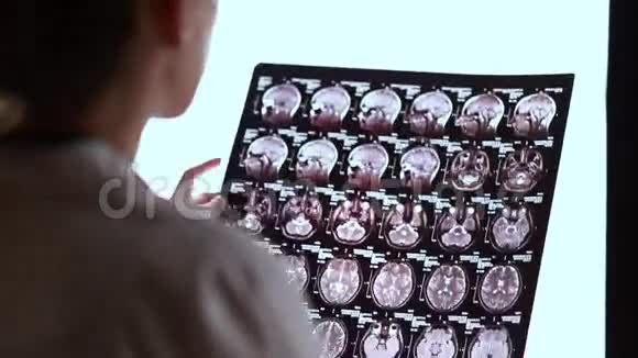 年轻医生检查断层扫描视频的预览图