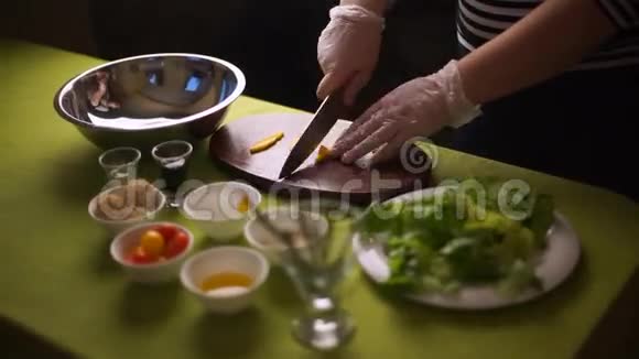 沙拉在碗里的填充成分视频的预览图