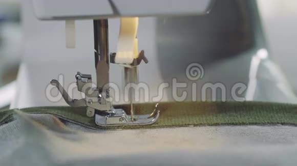家庭主妇在家缝纫视频的预览图