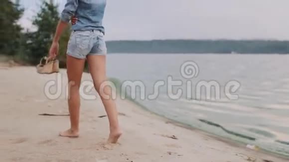 女人光着脚在岸上光着脚牵手视频的预览图