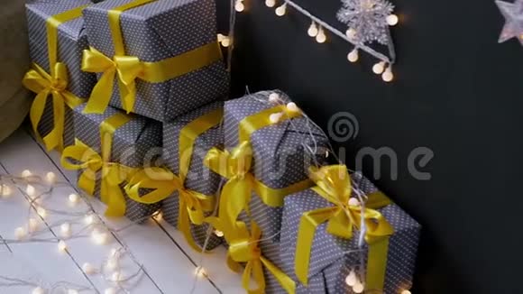 圣诞礼物在圣诞内部用黄色丝带视频的预览图