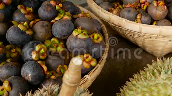 混合季节热带甜多汁水果当地泰国市场大月龙榴莲和芒果视频的预览图