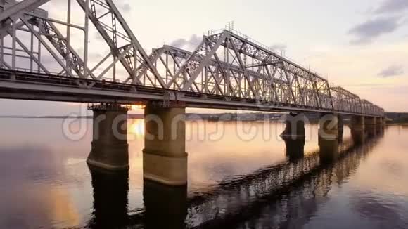 日落时横跨伏尔加河的铁路大桥的美丽鸟瞰图视频的预览图