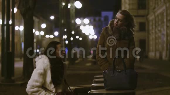 欧洲城市历史中心的夜街上有两位女士在讲话视频的预览图