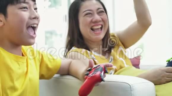 亚洲母子一起在家玩电子游戏视频的预览图