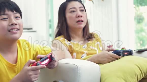 亚洲母子一起在家玩电子游戏视频的预览图
