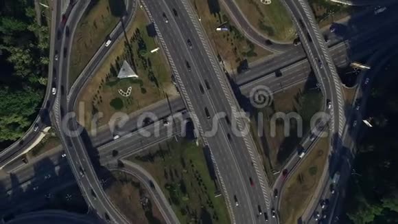 汽车在高速公路立交桥上行驶环形交叉公路上的空中交通视频的预览图