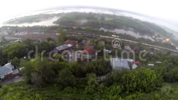 城市火车站和河流的空中录像视频的预览图