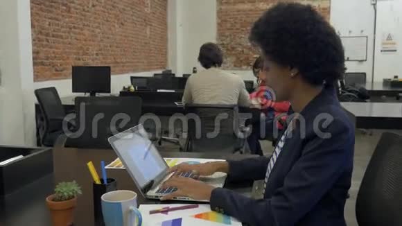 非裔美国商界女性用手提电脑打字视频的预览图