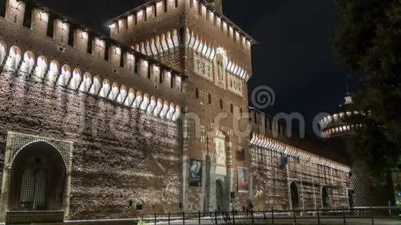 Sforza城堡和塔的主要入口意大利米兰的CastelloSforzesco夜间延时视频的预览图