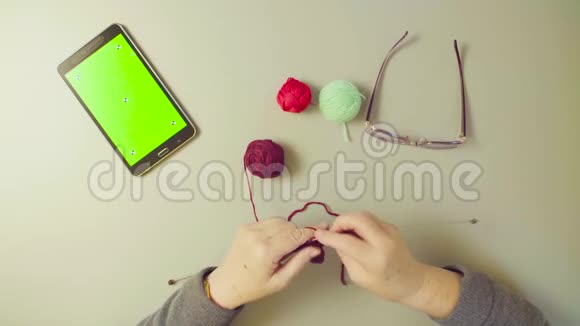 绿色屏幕老妇人的手在编织羊毛视频的预览图