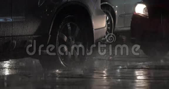 夜间雨下停放汽车视频的预览图