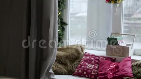 房子窗户上的圣诞内饰工作室里一个舒适的角落视频的预览图