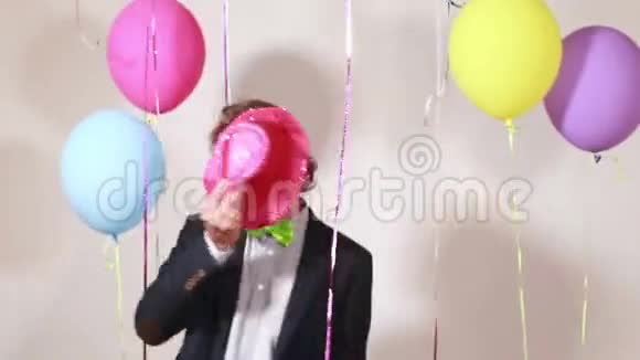 穿着粉红色帽子跳舞的漂亮男人视频的预览图