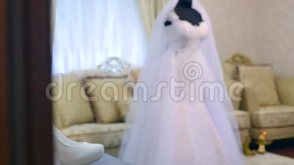 酒店房间里的婚纱模特视频的预览图