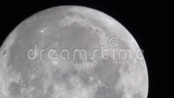 靠近月亮视频的预览图