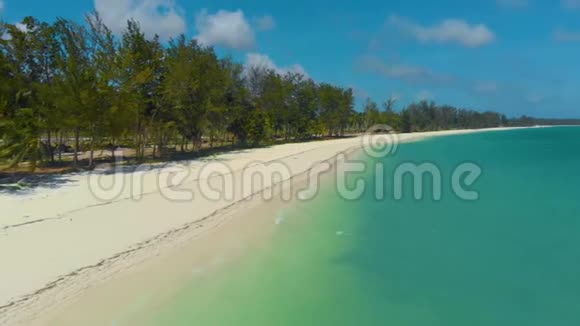 菲律宾巴拉巴茨空白海滩的空中景观视频的预览图