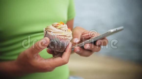 一个男人在街上吃蛋糕一个巧克力和奶油蛋糕甜点一天咀嚼和吃一个年轻的帅哥视频的预览图