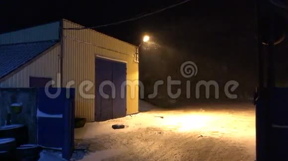 冬季夜间机库建筑视频的预览图
