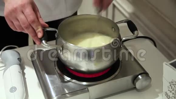 厨师把奶油在平底锅里搅拌视频的预览图