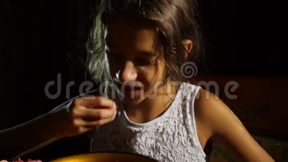 小饥饿的女孩一个素食主义者晚上贪婪地吃石榴4k慢镜头视频的预览图
